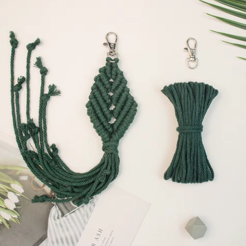 Набір макраме ручного в'язання і для рукоділля брелока «Ромб» для ключів, сумки та аксесуарів темно-зелений, фото 1