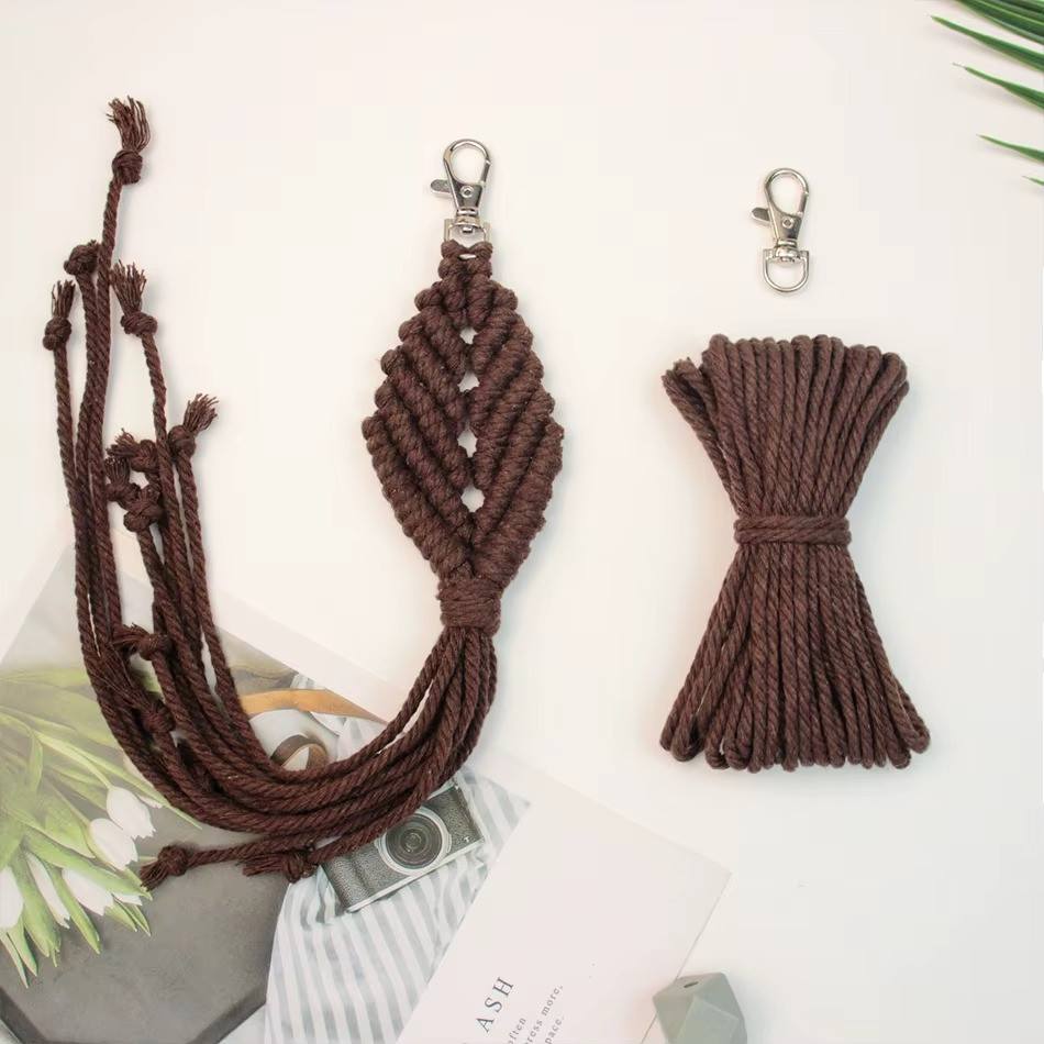 Набір макраме ручного в'язання і для рукоділля брелока «Ромб» для ключів, сумки та аксесуарів коричневий, фото 1