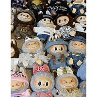 Трендовая плюшевая игрушка Лабубу в одежде Labubu "Монстры", игрушка сюрприз Labubu Monsters Pop Mart