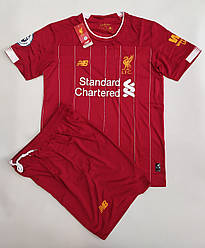 Футбольна форма доросла Liverpool бордового кольору.