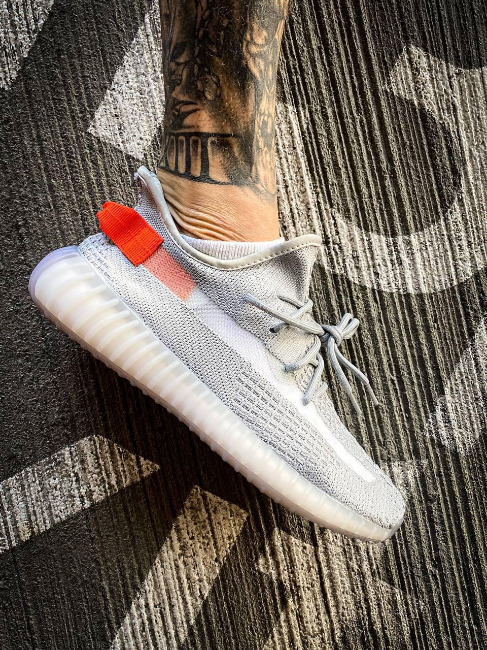 Кросівки чоловічі сірі Adidas Yeezy 350 Tail Light (00552), фото 1
