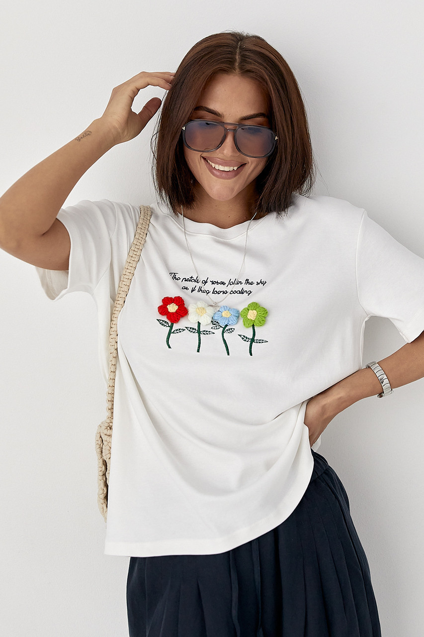 Футболка з в'язаними квітами — білий колір, S (є розміри), фото 1