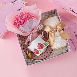 Сувенірний подарунковий набір 7F7 чашка з блюдцем + ніжка + рутенце + букет із гіпсофіли Pink 12960-81455