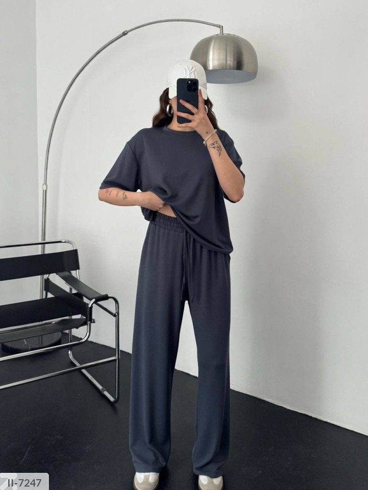 Спортивний костюм на літо для прогулянок однотонний базовий зручний футболка та штани двонитка розміри 42-46