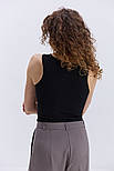Трикотажний короткий топ у рубчик без рукавів із гумкою спереду, фото 8