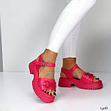 Жіночі трендові босоніжки на високій підошві, жіночі малинові босоніжки, спортивні жіночі босоніжки, фото 5