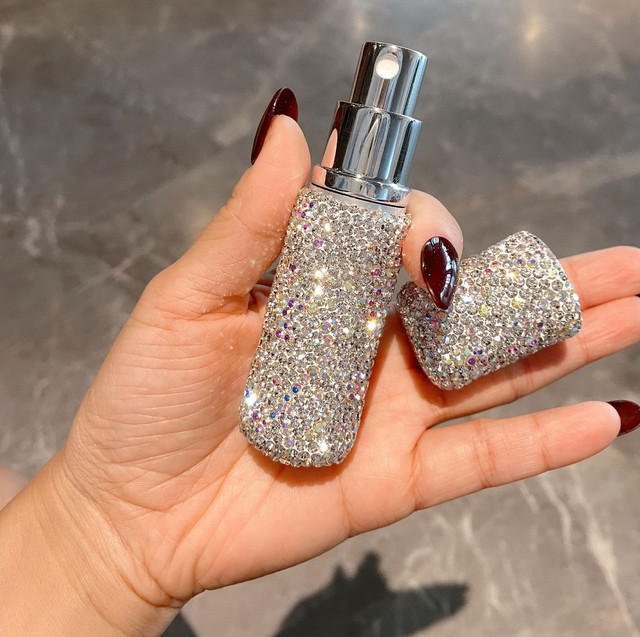 Идея подарка: Такой флакон — это не просто тара для духов, а стильное украшение, которое порадует любую женщину. Отличный вариант для:  подруги или сестры коллеги или начальницы любимой женщины себя любимой   ✨ Укрась свой аромат! 💎 Мини-флакон со стразами — must-have для стильных  #флакондлядухов #минифлакон #флаконсостразами #парфюмссобой #подарокженщине #ароматвсумочке #путешествия2025 #стильнаямелочь #украшениестолика #аксессуардлядевушек