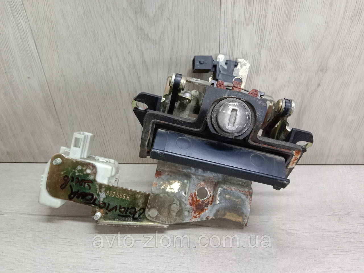 Кнопка, ручка кришки багажника Skoda Octavia Tour, Шкода Октавія Тур. Універсал. 1U9827565G., фото 1