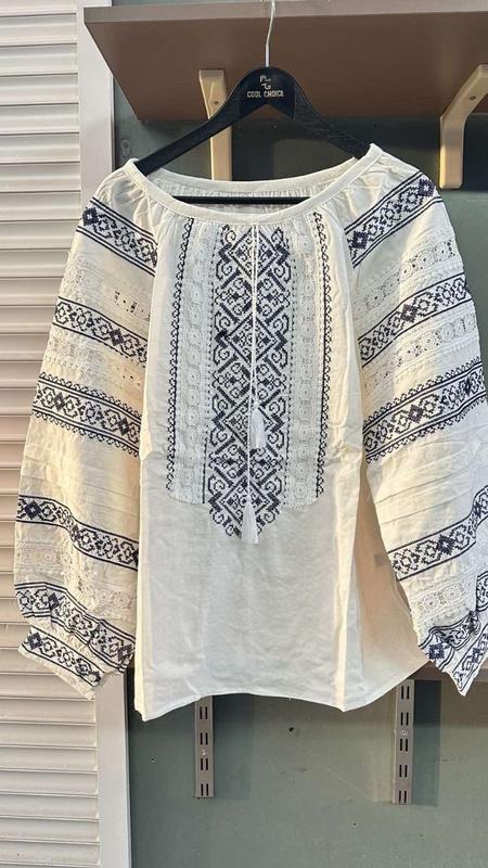 Вишиванка жіноча білого кольору з чорною вишивкою і мереживом розміри  50, 52, 54