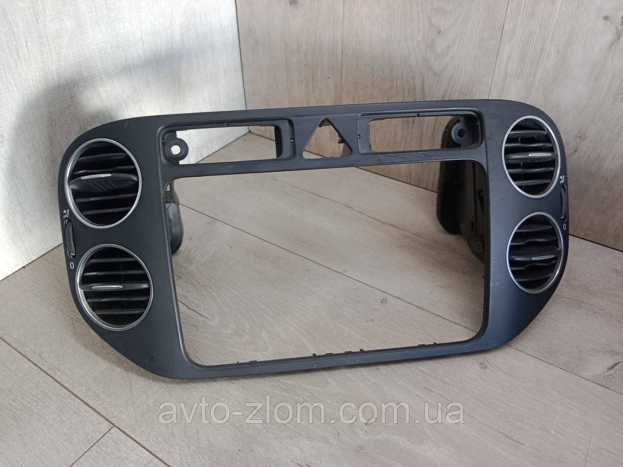 Накладка центральної консолі Volkswagen Golf Plus, Гольф Плюс. Дефект. 5M0858071K.