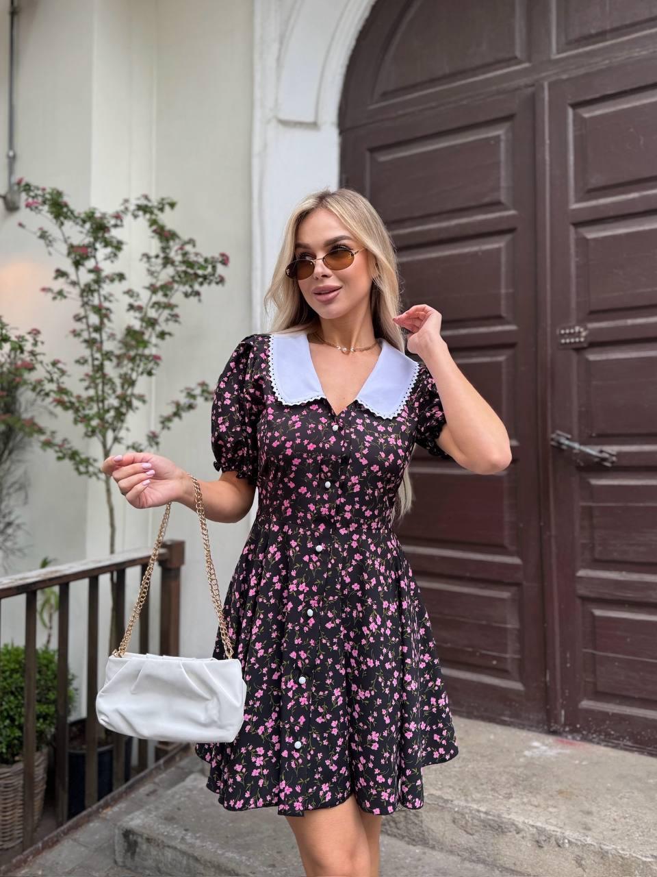 Коротке літнє чорне плаття в стилі baby doll з квітковим принтом, фото 1