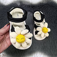 Босоніжки дитячі для дівчинки Kimboo чорні з об'ємною ромашкою 5803