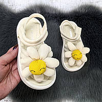 Босоніжки дитячі для дівчинки Kimboo бежеві з об'ємною ромашкою 5803