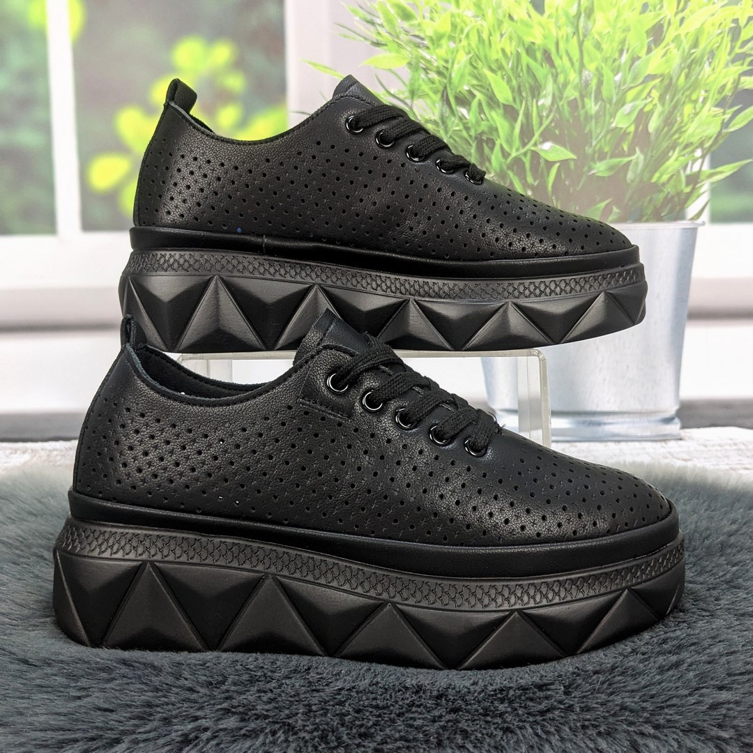 Кросівки жіночі Fashion чорні шкіряні з перфорацією на платформі 4875, фото 1