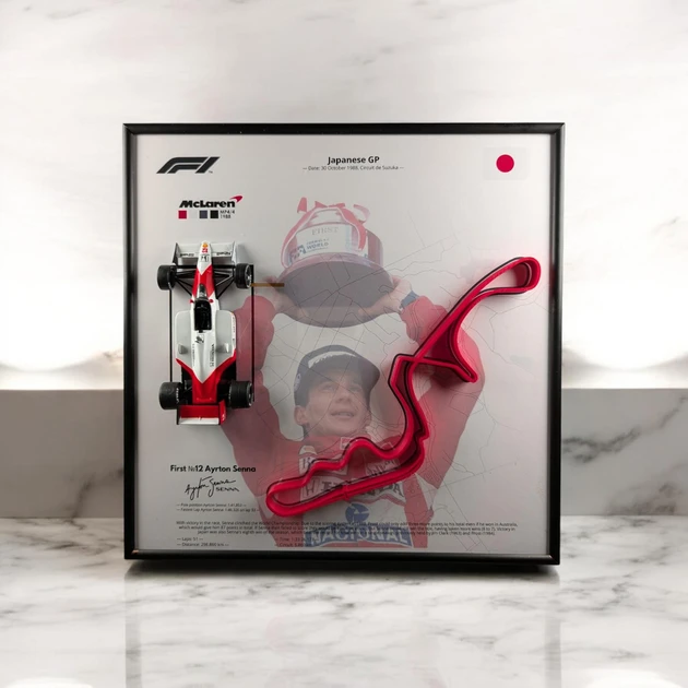 Колекційна Модель Panini F1 McLaren MP4/4 з Рамкою 2в1 і 3D Траса Japanese GP 1988 #12 Ayrton Senna - фото 1 - id-p2628204314