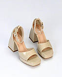 Бежеві лаковані босоніжки на широкому підборі, фото 6