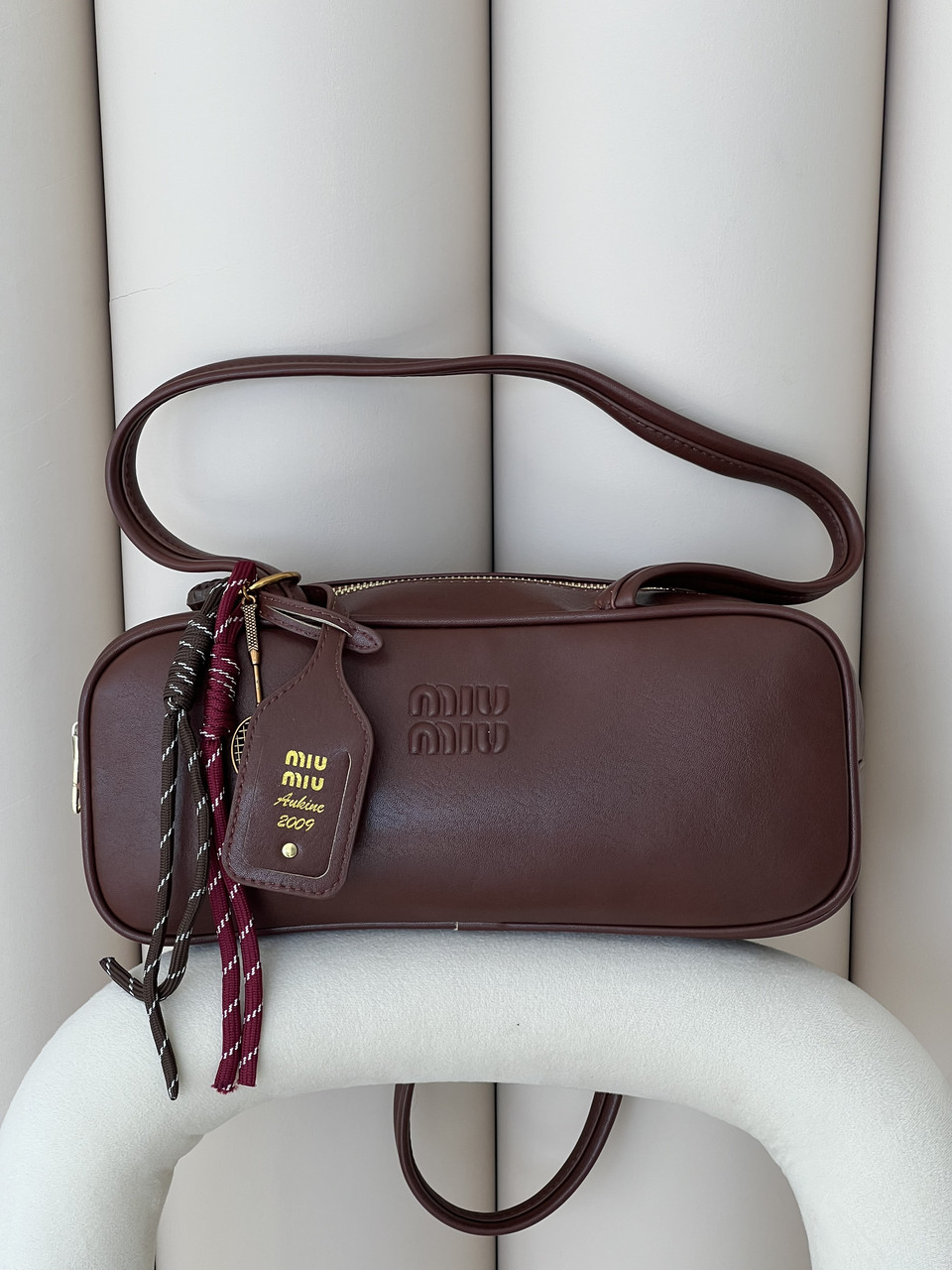 Жіноча сумка Miu Miu з брелоком шоколадний на плече Міу Міу, фото 1