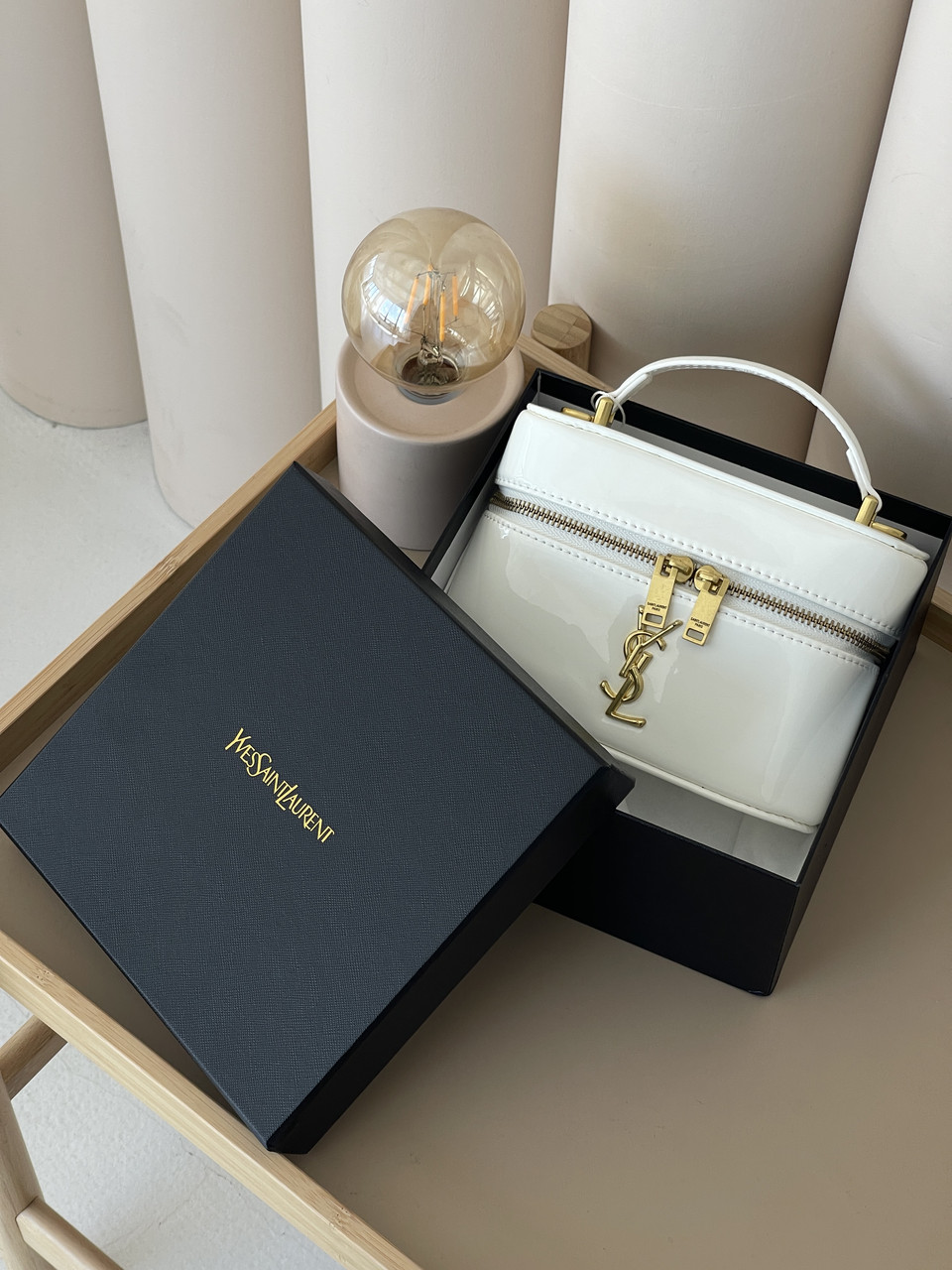 Жіноча сумка Yves Saint-Laurent Gaby Vanity Lacquered Leather Shoulder Bag YSL бочечка білий Ів Сен Лоран, фото 1