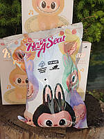 М’яка іграшка – Labubu Лабубу з колекційною фігуркою The Monsters сюрприз Have a Seat, музика та світло, 15 см