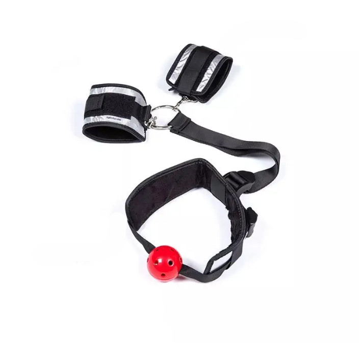 Бондажний набір БДСМ із ляпу з червоною кулькою та наручників Roomfun Ball Gag and Wrist Restraint Set, чорний, фото 1
