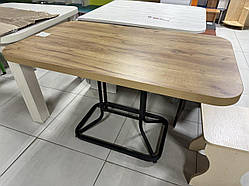 Стіл на металевій основі базі