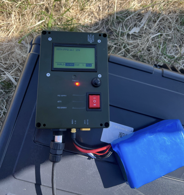 Екран термінала SPYDER H показує тривогу: виявлено сигнал FPV-дрона, активовано РЕБ"