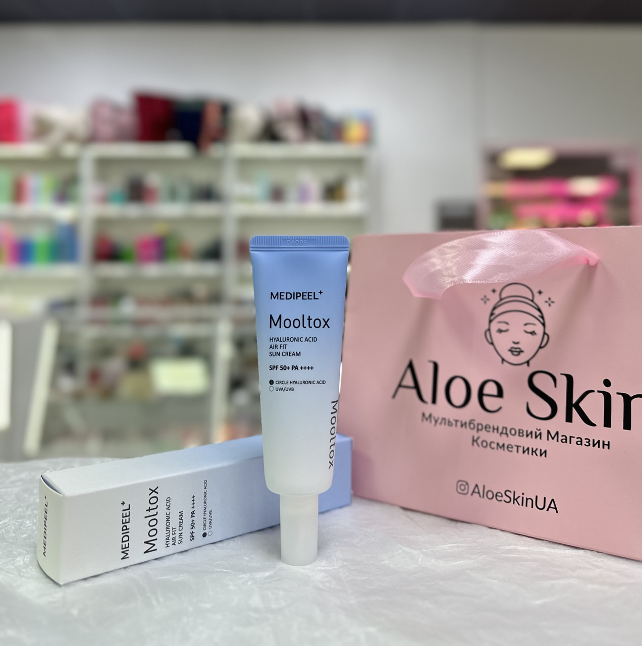 Зволожуючий сонцезахисний крем для обличчя Medi-Peel Hyaluronic Acid Mooltox Air Fit Sun Cream SPF 50+ PA++++ 50мл