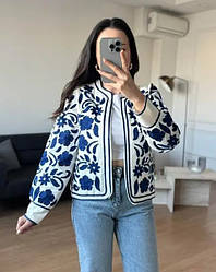 Білий жакет на підкладці з синьою вишивкою без застібки розміри S,M,L.