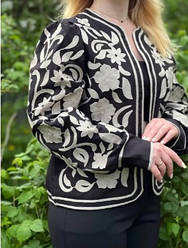 Жіночий жакет на підкладці чорного кольору з білою вишивкою без застібки розміри S,M,L.