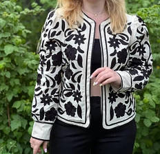 Жіночий жакет на підкладці білого кольору з чорною вишивкою без застібки розміри S,M,L.