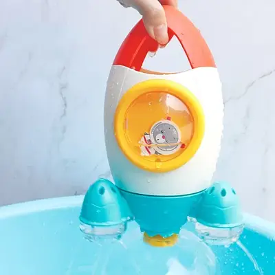 Іграшка для ванної та душу Водяна ракета фонтан / Ігровий аксесуар для купання у воді обертається водяний спрей