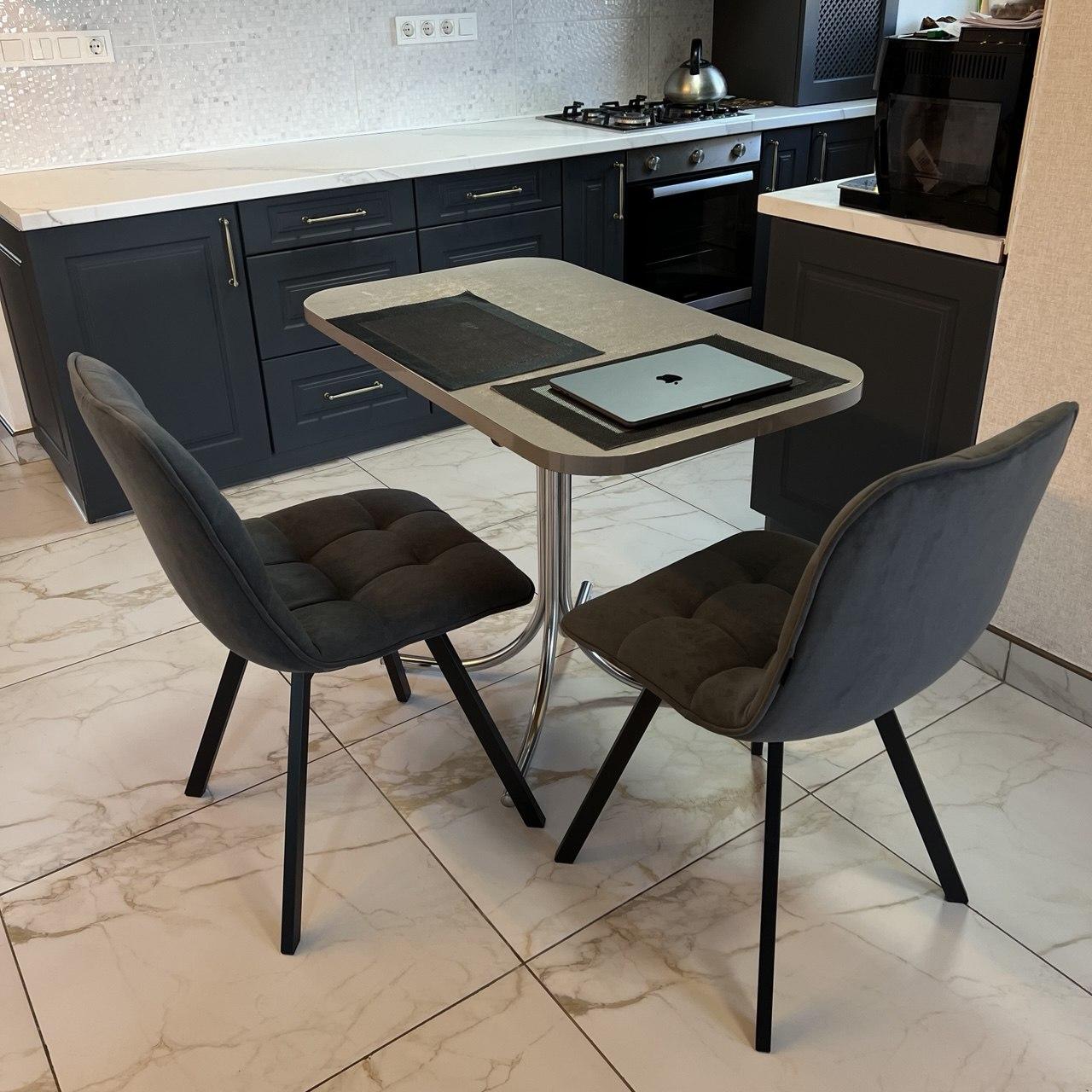 Кухонний стілець GARDA зі спинкою з темно-сірого велюру на металевому чорному каркасі, фото 1