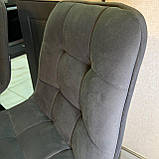 Кухонний стілець GARDA зі спинкою з темно-сірого велюру на металевому чорному каркасі, фото 3