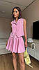 Рожевий жіночий стильний костюм-двійка класичного крою: плісована міні спідниця та жилет на ґудзиках, фото 8