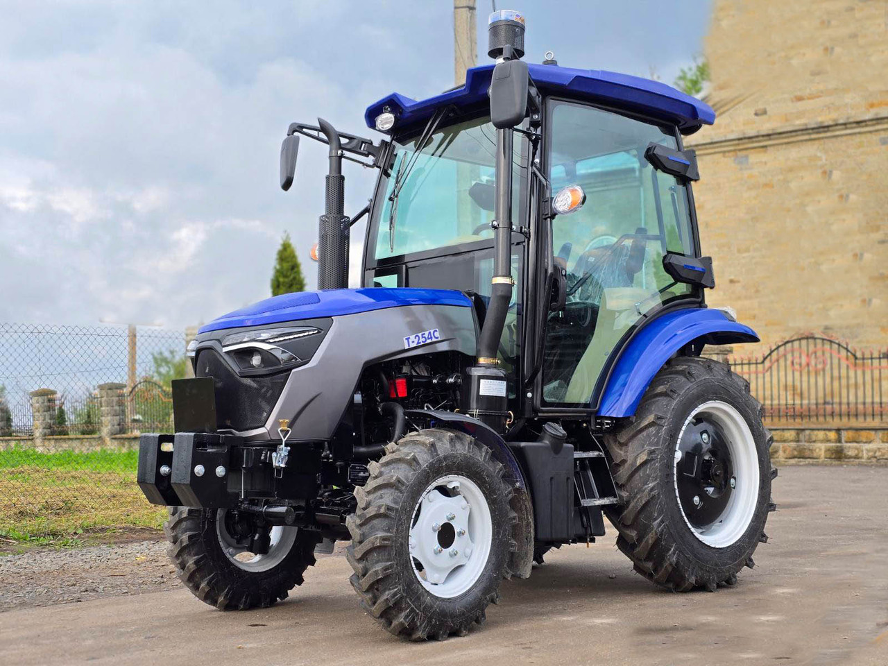 Якість - це трактор TERRA FENG 3524HXC із оригінальною заводською люксовою кабіною та прижимною гідравлікою