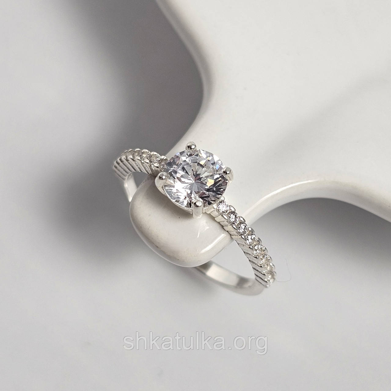 Каблучка срібна тоненька з білими круглими фіанітами різного розміру