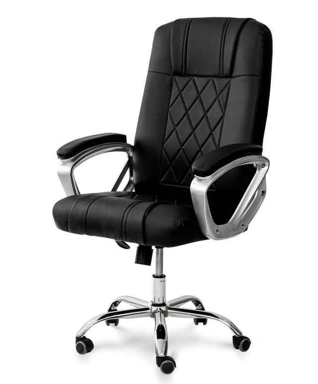 Эргономичное офисное кресло с хромированной базой и подлокотниками Офисное кресло Фокус черного цвета с подлокотниками