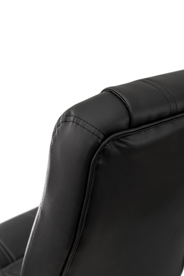 Эргономичное офисное кресло с хромированной базой и подлокотниками Чёрное компьютерное кресло с хромированными ножками и спинкой из экокожи