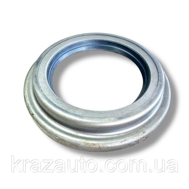 Сальник передньої маточини КрАЗ з обоймою в зборі. 200-3103035