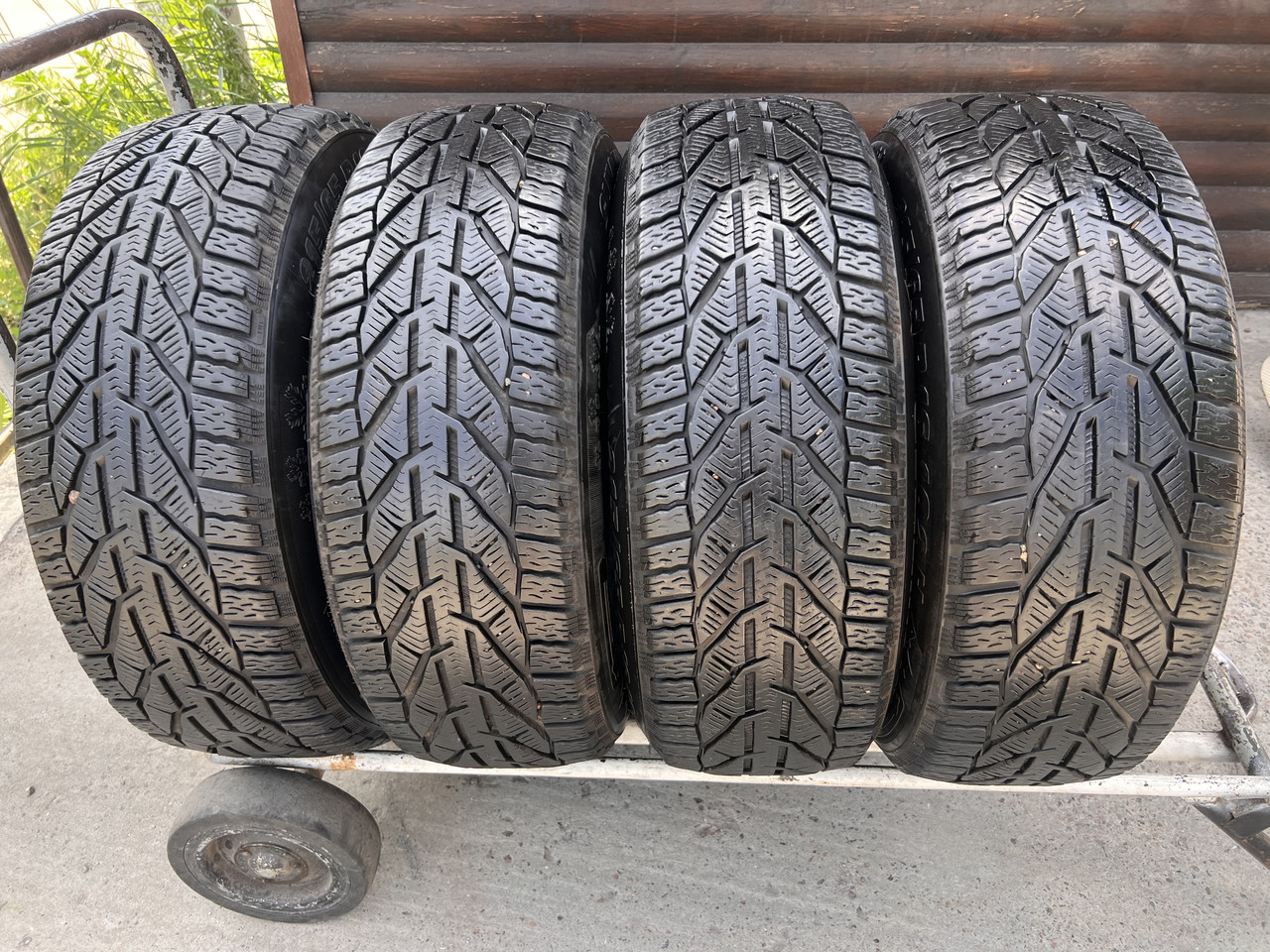 Шини 215 65 16 102H Taurus SUV Winter
