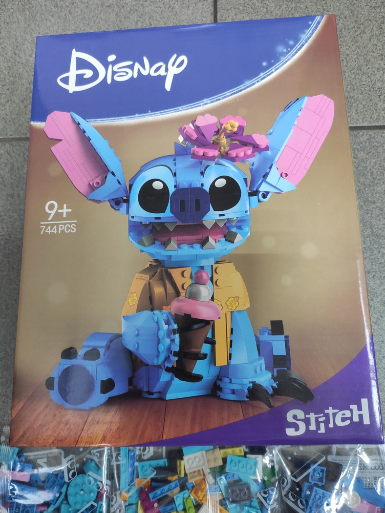 Конструктор Disney Stitch 43249 на 744 деталей у коробці Ліло та Стіч Дісней