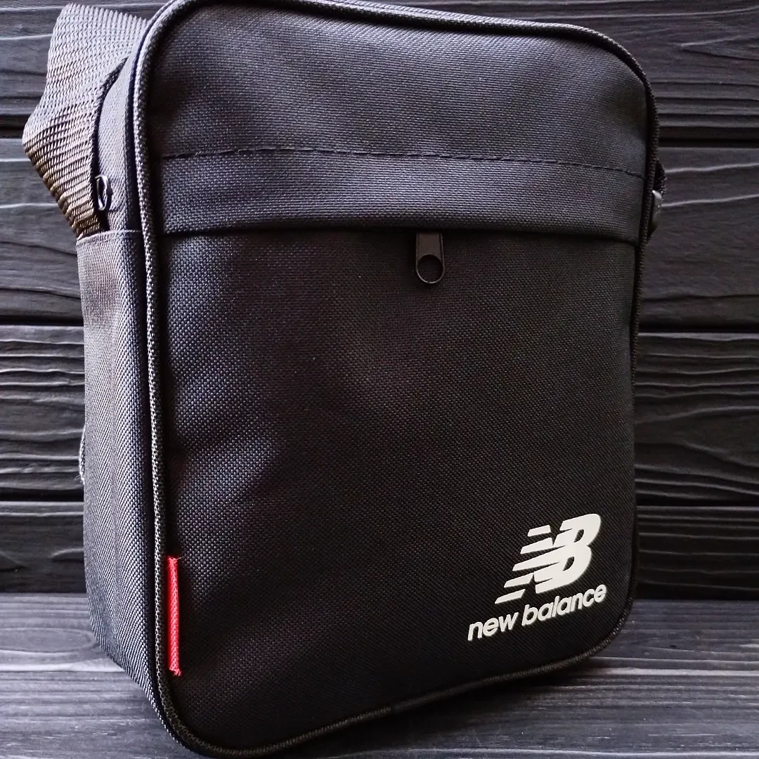 Барсетка в чорному кольорі - надійний аксесуар для міста New Balance