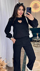 Жіночий вельветовий костюм з кофтою з вирізом сердечком і прямими штанами