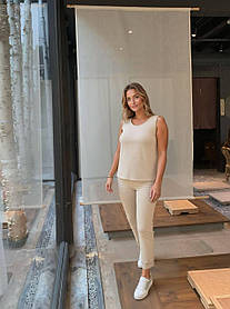 Жіночий костюм з жатої тканини з майкою та брюками