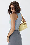 Трикотажний жіночий топ із необробленим низом світло сіра майка, фото 3