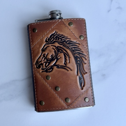 Фляга для алкоголю подарункова ручної роботи в натуральній шкірі з тисненням "Кінь", фото 1