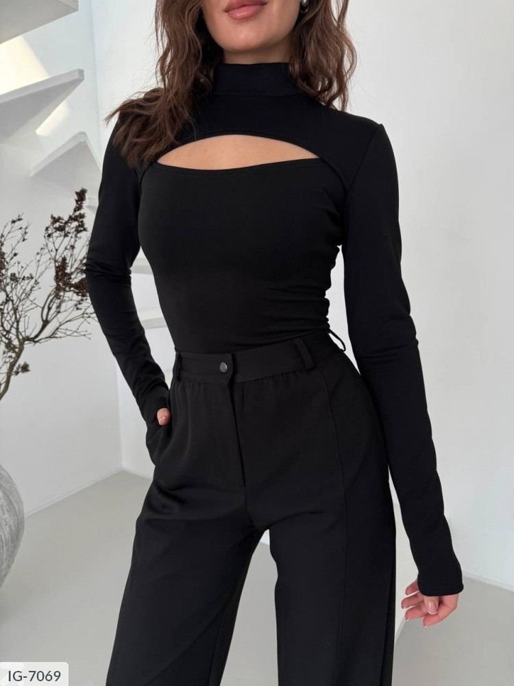 Кофта гольф жіноча обтисла приталена по фігурі довгий рукав під горло з вирізом на грудях весна-осінь