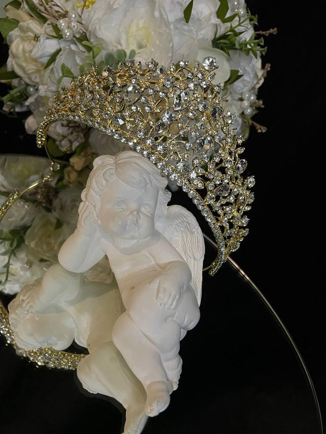 Золота діадема з камінням Swarovski-розкіш у кожному блиску.