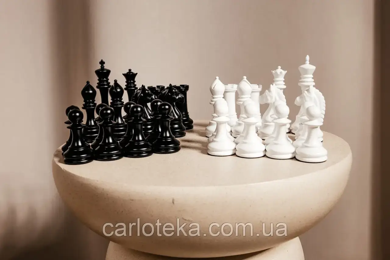 Шахові фігури ручної роботи чорні/білі дерево