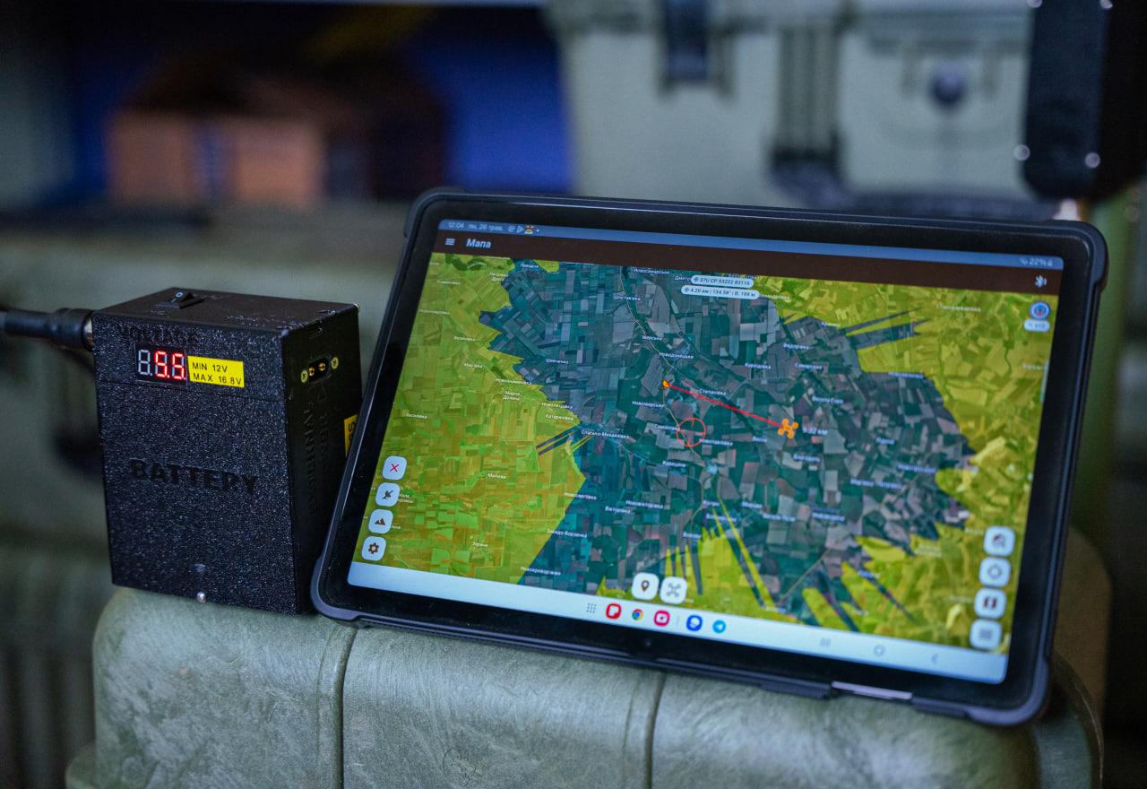 Поворотний механізм для наземних станцій керування